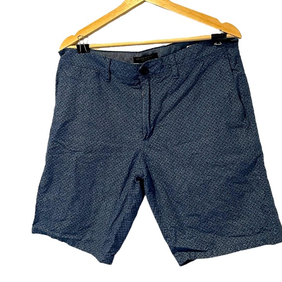 Banana Republic Men’s Blue Patterned Shorts Size 32 - Picture 2 of 5